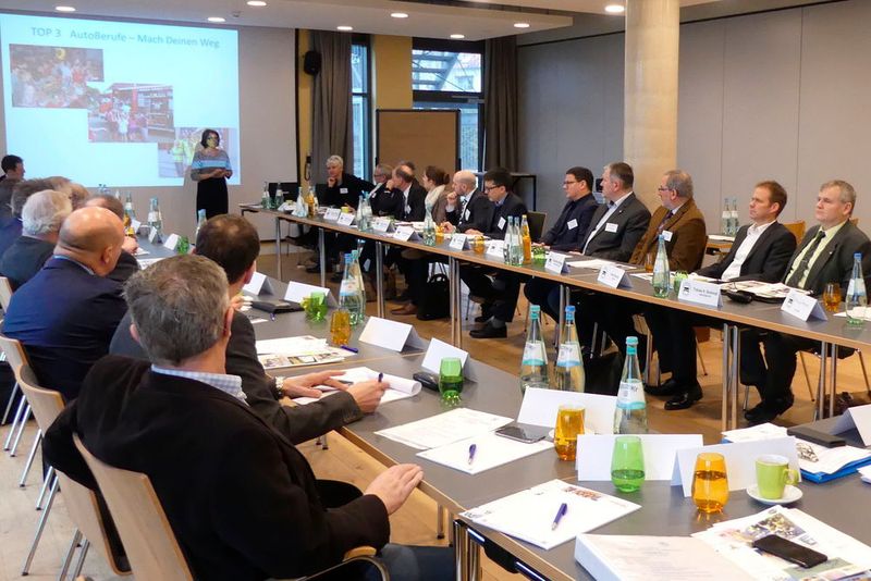 ZDK-Referentin Claudia Kefferpütz stellte einige Aktivitäten der Initiative Autoberufe vor. (Büttner/»kfz-betrieb«)