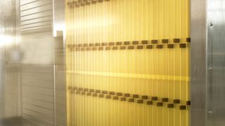 Fix&Finish aus Strapano verringert den Lmin um mehr als 30% und hat ein deutlich geringeres Gewicht im Vergleich zu handelsüblichen Schutzabdeckungen. Durch den geringen Lmin sind entweder größere Hübe oder ein kleinerer Bauraum realisierbar. Aus dem geringen Gewicht resultiert eine hohe Dynamik und große Genauigkeit im Bearbeitungsprozess. Weitere Vorteile ergeben sich aus der Logistik und aus der einfachen Montage. (Bild: Arno Arnold)