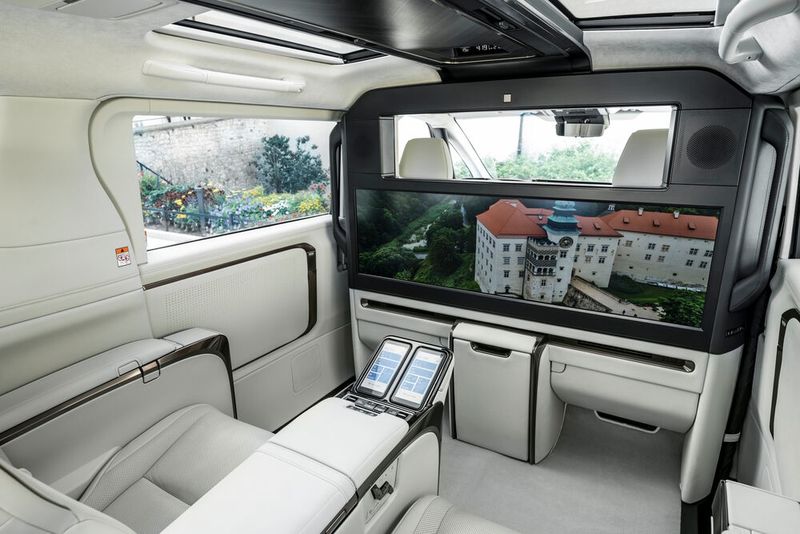 Der Viersitzer zeichnet sich durch eine Trennwand aus, die ein versenkbares Fenster zu Fahrer, Riesendisplay, Kühlschrank, Staufächern und Lautsprecher bietet. (Bild: Lexus)