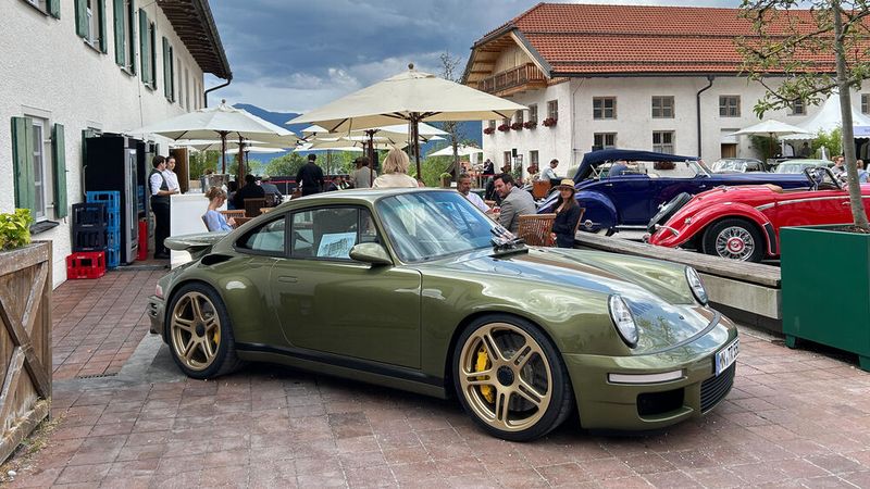 Neu entwickelter Ruf Tribute mit doppelt aufgeladenem, luftgekühlten 3,6-Liter-Boxermotor. Das Kennzeichen des Landkreises Unterallgäu (MN für Mindelheim) deutet auf einen Vorführwagen des Herstellers hin. (Bild: Peter Diehl)