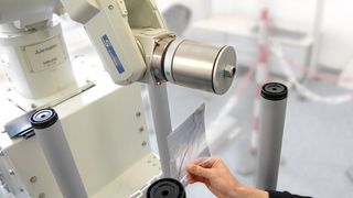 Kamerakapsel in Plastiktüte. Die Tüte simuliert das umgebende Gewebe, die Stromversorgung ist hier kabelgebunden, um auch längere Testreihen zu ermöglichen. Bilder: Mitsubishi (Archiv: Vogel Business Media)