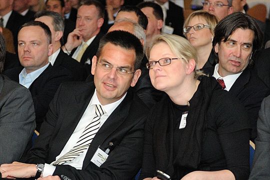 Hier tauschen Daniel Bartos und Konstanze Fiola vom Mercedes-Benz-Vetrieb Deutschland (Mitte) wohl ihre Einschätzungen über den Sieger-Betrieb aus. (Archiv: Vogel Business Media)