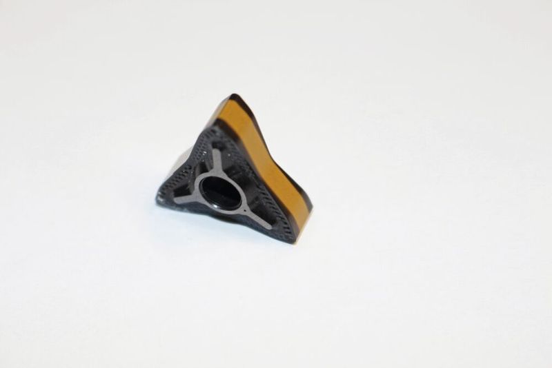 Für den stabilen Sitz sind die sechsschneidigen WSP auf beiden Seiten mit v-förmigen Erhabenheiten ausgestattet. Bei WST sind die Platten in der zähen TiCN/Al2O3 MT-CVD-beschichteten Schneidstoffsorte IC8250 zum Hochvorschub- drehen im Einsatz.  (Bild: Iscar)