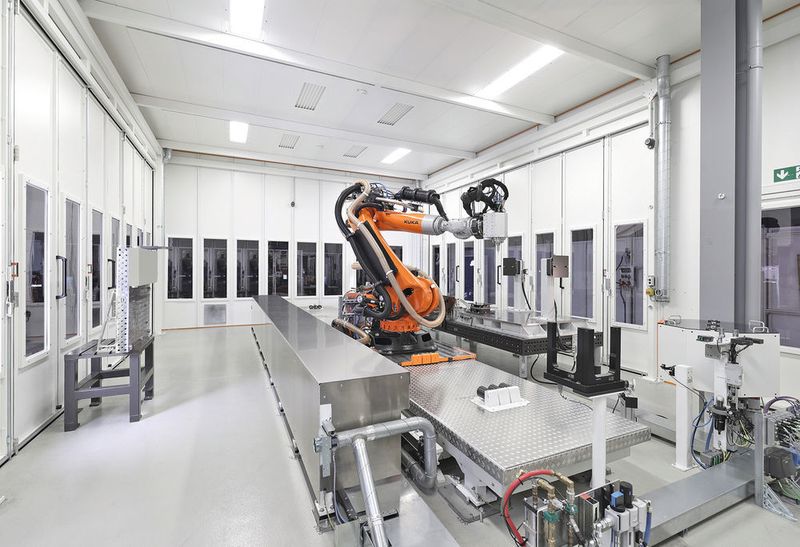 In der Test-und-Applikationszelle werden neben den Entwicklungen und Tests für das MAI-ZPR-Projekt zukünftig auch Kundenversuche durchgeführt. (Kuka Industries)