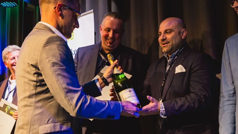 Jurymitglied Johannes Höfflin gratuliert den Vertretern von Automobile Darmas zu Platz zwei. (Bild: stefan bausewein)