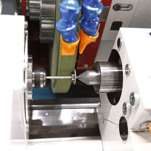 Blick in die Studer S21, die in der flexiblen Fertigungszelle (Flex Cell) ihren Dienst tut. Hier wird eine Prototypen-Komponente (Pumpen-Rotor aus Aluminium) präzisionsgeschliffen. Apropos Flexibilität: Auch Excenterschleifprozesse sind problemlos fertigbar.  (Bild:  Matthias Böhm)