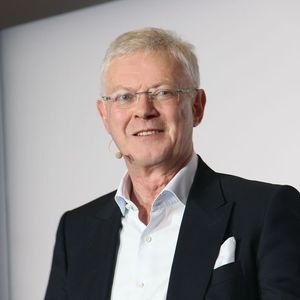 Laut Wolfgang Heuring, CEO der Siemens-Motion-Control-Business-Unit, wird Siemens auf der Hannover Messe zahlreiche Lösungen für den Maschinenbauer zeigen, von echtzeitbasierten Edge-Computing-Applikationen zur Datenanalyse und Leistungssteigerungen von komplexen Werkzeugmaschinen bis hin zur umfassenden Digitalisierung ganzer Fertigungslinien und Fabriken.