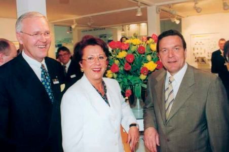 Bundeskanzler Schröder bei den Hartings (Bild: Harting)