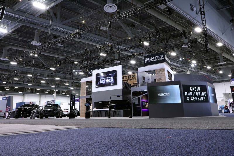 Am Stand von Gentex sind beispielsweise dimmbare Sonnenblenden mit integriertem Display, digitale Rückspiegel mit OLED-Displays oder in den Spiegel integrierte Fahrer- und Innenraumüberwachungssysteme zu sehen.  (Bild: Gentex)