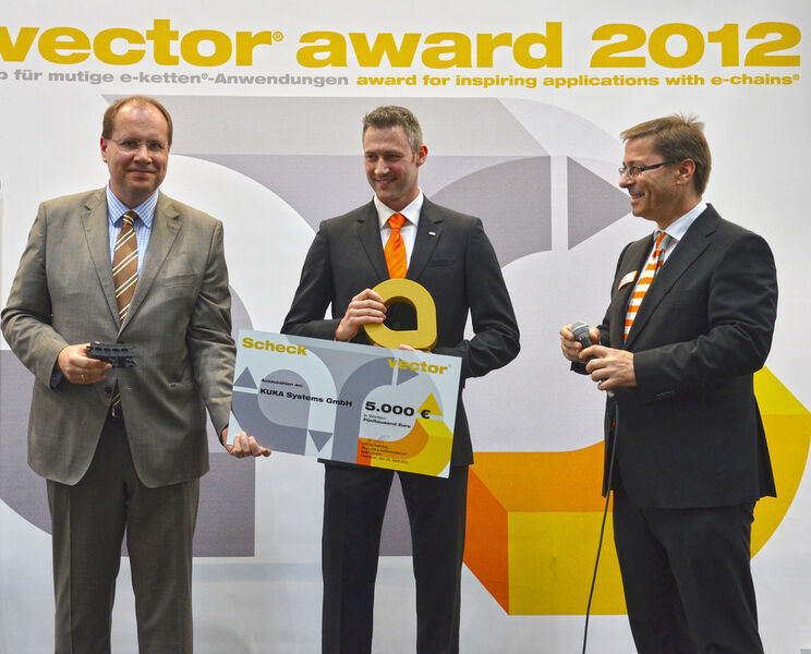 Für diese Innovation gewann Kuka Systems den goldenen Vector Award 2012. Die Preisübergabe (v.l.n.r.): Laudator Olaf Katzer (Geschäftsführer Robotation Academy), Gold-Gewinner Michael Büchler (Kuka), Harald Nehring (Igus). (Bild: Igus)