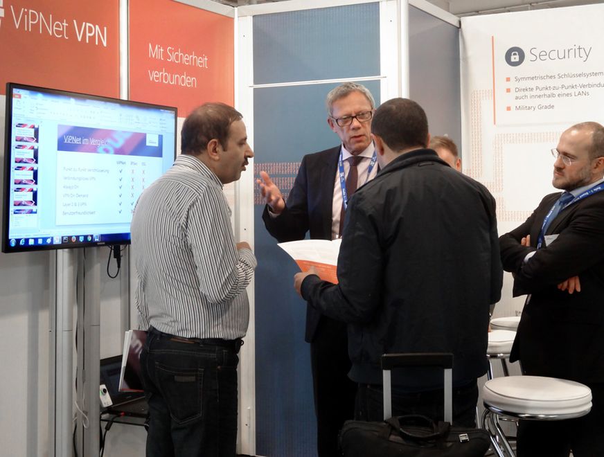 08_SecurityEssen2014_Internationale_Gaeste_am_Infotecs_Stand ()