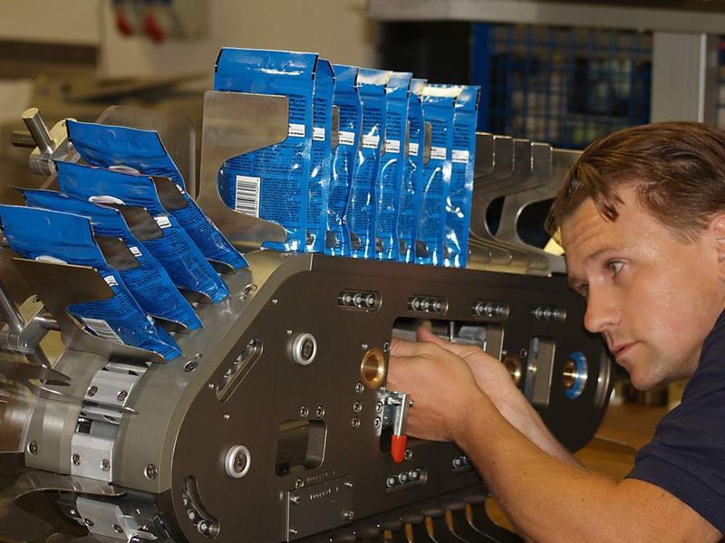 „Abtransport“: Mit Hilfe eines Synchroflex 75 AT10, auf dem die einzelnen Fächer verschraubt sind, werden die Desserttüten transportiert. (Archiv: Vogel Business Media)