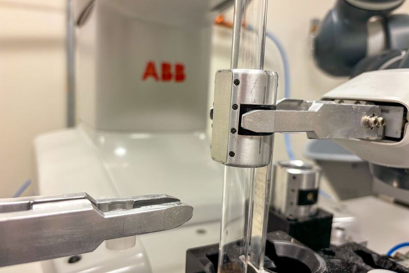 Der Yumi-Cobot von ABB führt die gleichen Bewegungen wie menschliche Forschende aus, um die Fliegen in Vials umzusetzen. Das spart 20 Prozent Zeit, und die Wissenschaftler können sich auf wichtigere Aufgaben konzentrieren.  (Bild: ABB)