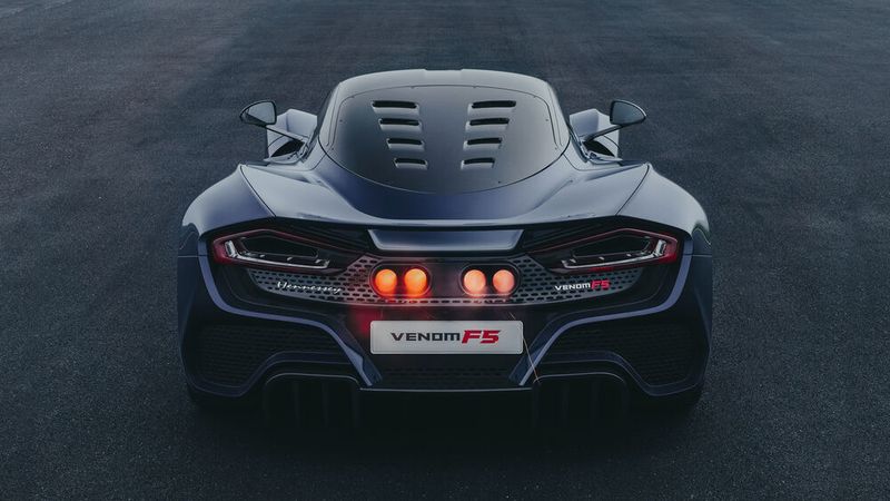 Die Serienversion entlässt das Höllenfeuer des V8 aus vier statt der zunächst angedachten drei Auspuffendohre. (Bild: Hennessey Performance)