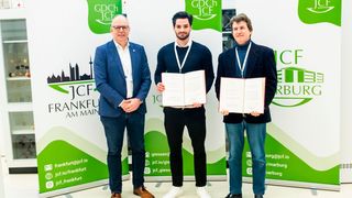 Ehrung mit dem Dres.-Volker-und-Elke-Münch-Preis zur Förderung von Wissenschaft und Forschung für eine umweltfreundliche silikatbasierte Barriereschicht für Verpackungen. Von rechts: Dr. Pier-Lorenzo Caruso (Procter & Gamble), der geehrte Maximilian Röhrl von der Uni Bayreuth, und der Präsident der Gesellschaft Deutscher Chemiker, Prof. Dr. Karsten Danielmeier. (Bild: Universität Bayreuth)