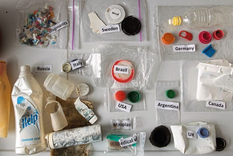 Plastikmüll für eine Ausstellung. Die Funde stammt von sechs Stränden Spitzbergens. (Bild: Alfred-Wegener-Institut / Esther Horvath (CC-BY 4.0))