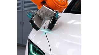 Polyplan hat eine gute Nachricht für Qualitätssicherer aus dem Fahrzeugbau-Bereich. Denn jetzt können Spalt- und Bündigkeitsmessungen automatisiert per Roboter am ganzen Fahrzeug erfolgen. Und das ist nicht alles, was mit den sogenannten SMA möglich wird ... (Bild: Polyplan)