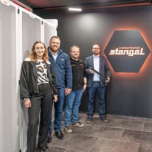 Starke Partner, wenn es um das Abdichten in Racks geht. Alisa Nagel (Stengel), Steffen Sauerbeck (Mink Bürsten), Kai Stegmaier (Stengel) und Ralf Siegler (Mink Bürsten) (v.l.). (Bild: Mink Bürsten)