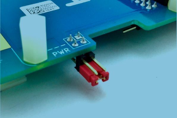 Power: Die rote steckbare Strombrücke sollte wie dargestellt auf dem Bitscope Blade gesteckt sein, sodass die Stromversorgung des Raspberry Pis unabhängig von der des Blades ein- und ausgeschaltet werden kann. (Bild: Bitscope)