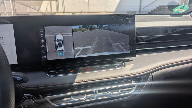 Die Serienversion des MG HS Hybrid+ verfügt in der Comfort-Ausstattung über eine klassische Rückfahrkamera, in der getesteten Luxury-Ausstattung ist ein 360-Grad-Kamerasystem verbaut. Mithilfe von vier Kameras sieht man das Auto aus der Vogelperspektive.  (Bild: Simon – VCG)