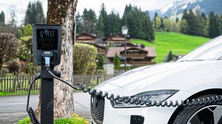 Immer mehr Menschen reisen im Sommer mit dem Elektroauto durch Europa. Eine gute Ladeinfrastruktur und eine durchdachte Routenplanung sorgen für entspannte Roadtrips über lange Distanzen. (Bild: frei lizenziert)