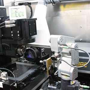 Kompaktes 7-Achs-System aus 5 Schwenkachsen und 2 optischen Achsen: der Massenschwerpunkt ist exakt im Toolcenterbereich positioniert, wo ein Werkzeug mit integrierter Helixbewegung ausgelasert wird.