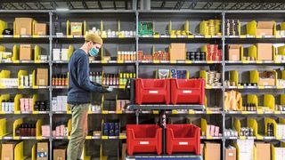 Bei der Zonenkommissionierung wird das Lager in verschiedene physische Zonen unterteilt, in denen die Lagermitarbeiter alle Stock Keeping Units (SKU) des Bereichs für jeden einzelnen Auftrag robotergestützt kommissionieren. (Bild: 6RS)