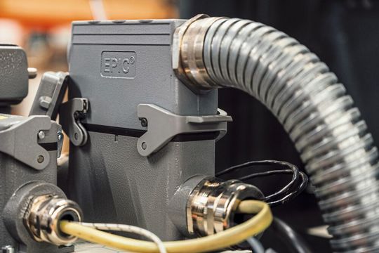 Epic-Industriesteckverbinder ermöglichen das sichere Verbinden und Trennen von Leitungen.(Bild:  Lapp)
