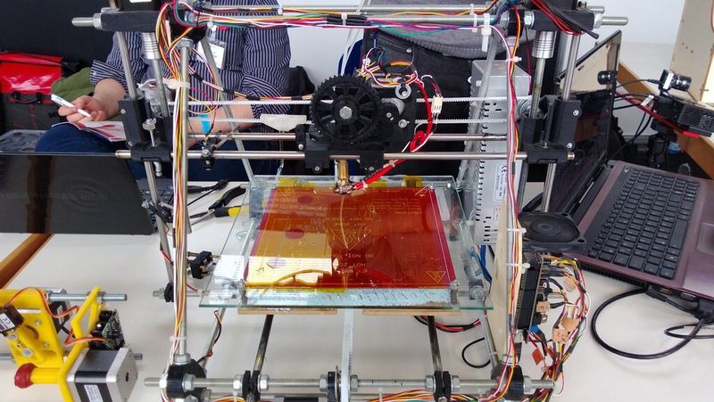 3D-Drucker mit im 3D-Druck hergestellten Komponenten. (Bild: D.Quitter, konstruktionspraxis)