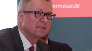 „Antriebskomponenten mit integrierter Sensorik und smarte Aktoren – wie wir sie in Hannover zeigen werden – sind Voraussetzung für die Vernetzung von Maschinen und Anlagen und die Steuerung autonomer Prozesse in der Wertschöpfungskette unserer Kunden“, so Robert Schullan, Mitglied im Vorstand der Schaeffler AG und Vorsitzender der Geschäftsleitung Schaeffler Industrie. (Bild: konstruktionspraxis/U. Drescher)