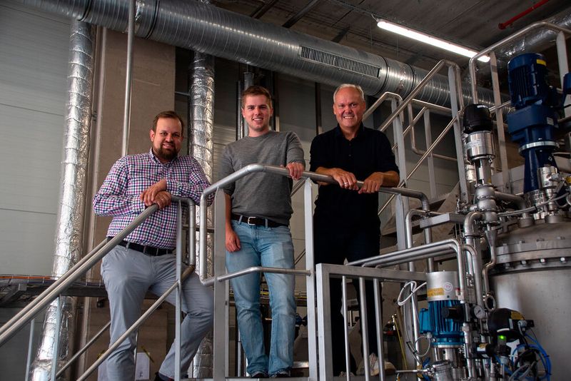 Die Eat Beer-Geschäftsführer Jens Reineke-Lauterbacher und Jan Malte Nordmann sowie und Eat Beer-CTO Mark Schneeberger (v.l.n.r.) (Bild: Stoertebeker Braumanufaktur)