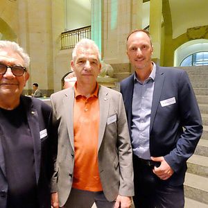 Mit dabei (v.l.): Hans-Peter Lange (Präsident LV Berlin-Brandenburg), Timo Schumer (GF Innung Region Leipzig) und Dr. Philipp Schuricht (Geschäftsführer FSD Fahrzeugsystemdaten).(Bild:  Holger Zietz - VCG)
