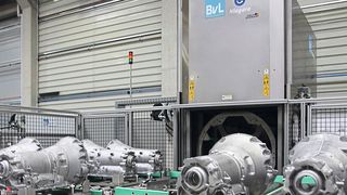 Allseitige Reinigung von Getriebegehäusen bei optimaler Integration der Reinigungsanlage in den Produktionsprozess: Lückenlose Kommunikation zwischen externem Gantry-Kran zur Beladung und einem Roboter zur Entladung. (Bild: BvL Oberflächentechnik GmbH)
