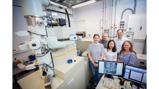 Han colaborado en el estudio para desarrollar el proceso de síntesis y estudiar la estructura de los compuestos porosos en forma de jaula con enzimas encapsuladas (de izquierda a derecha): Judith Bünte, el Prof. Dr. Andreas Hütten, el Dr. Jianing Yang, el Prof. Dr. Harald Gröger y la Dra. Inga Ennen. (Imagen:Mike-Dennis Müller)