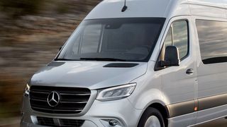 Bei 1.378 hierzulande registrierten Transportern überprüfen und reparieren die Mitarbeiter bei Bedarf die Leitungssätze an beiden Vordersitzen. (Bild: Daimler AG)