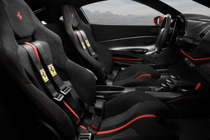 Der Wechsel zwischen den Fahrmodi geschieht mittels eines kleinen Drehschalters, der auf die schöne Bezeichnung „Manettino“ hört. Die Sitze passen wie angegossen. (Ferrari)