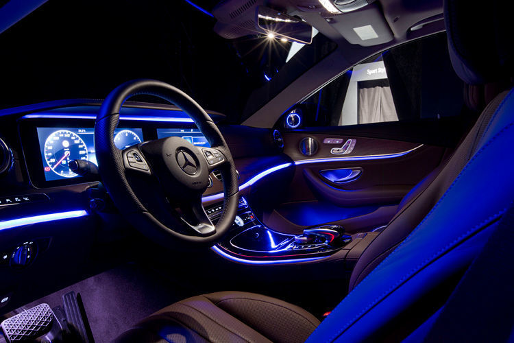 Die als Wunsch erhältliche erweiterte Ambientebeleuchtung bietet mit 64 Farben zahlreiche Möglichkeiten zur individuellen Einstellung. (Foto: Daimler)