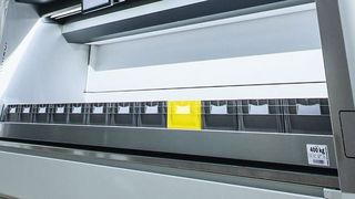 Im Vergleich zu statischen Lagerlösungen benötigt der „Logimat“ bis zu 90 % weniger Platz und ermöglicht eine füllgradoptimierte Lagerung auf Tablaren. (SSI Schäfer)