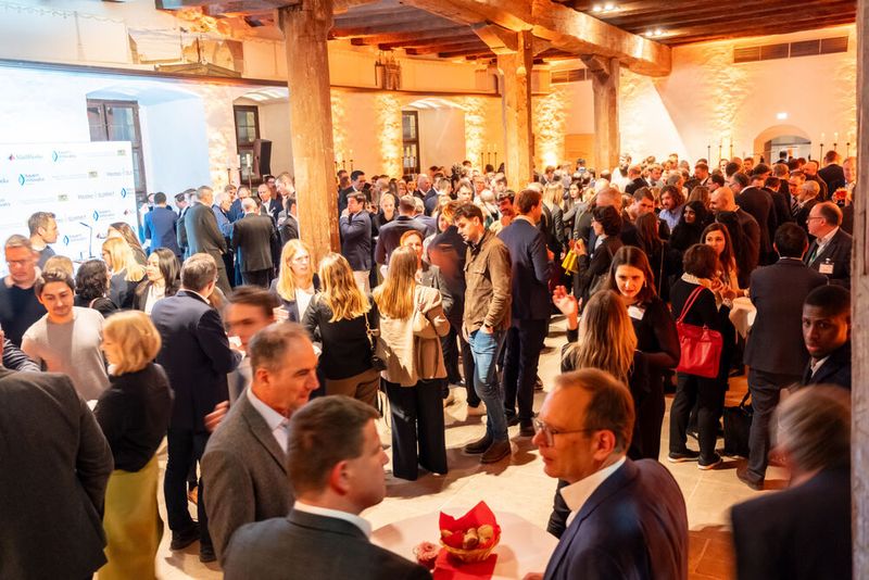 Der Stellvertreter des Bayerischen Ministerpräsidenten und Staatsminister für Wirtschaft, Landesentwicklung und Energie Hubert Aiwanger lud aus Anlass des MedtecSUMMIT zum Staatsempfang in den Rittersaal der Kaiserburg Nürnberg ein. Dieser fand am Abend des ersten Veranstaltungstages statt.  (©Bayern Innovativ / Thomas Geiger)