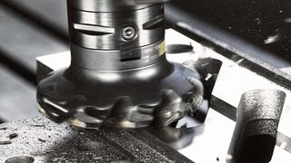 Bild 1: Die Werkzeugschnittstelle unter hohen Belastungen in der  Schwerzerspanung. (Sandvik Coromant)