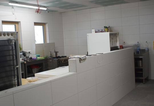 (Leicht zu reinigen: In der Küche fiel die Entscheidung auf eine weiße Fliese mit rechteckigem Format.  Foto: Botament)