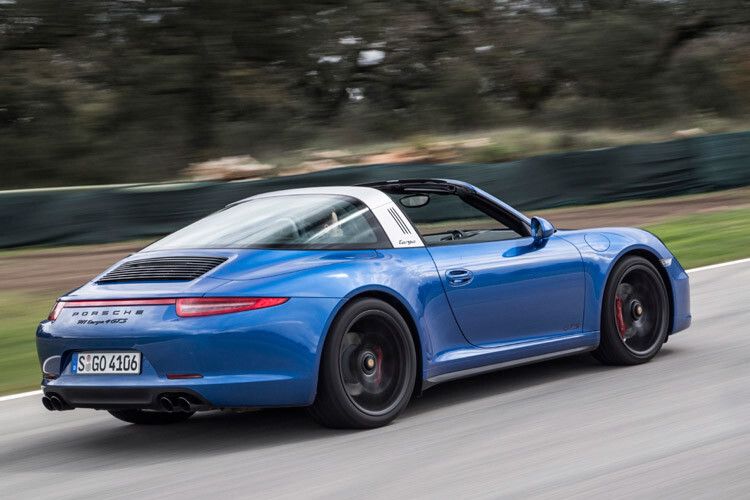 Dazu zählt die aktive Dämpferverstellung oder das sogenannte Dynamik-Chassis-Control, das die Seitenneigung bei schneller Kurvenfahrt verringert. (Foto: Porsche)