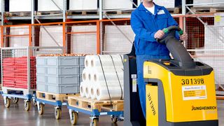 Fetra bringt als Neuheit zur Logimat Palettenfahrgestelle als innerbetrieblichen Routenzug mit. (Bild: Fetra)