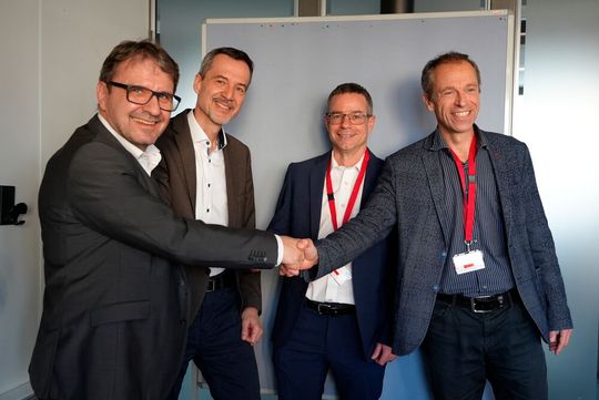 Von links: René Dönni (BAKOM, stellvertretender Direktor), Olivier Pauchard (BAKOM, Vizedirektor), Roman Merz (BFH, Fachbereichsleiter Elektrotechnik und Informationstechnologie), Roger Filliger (BFH, Leiter Departement Technik und Informatik ad interim) Foto: © Bundesamt für Kommunikation BAKOM (Bild:  Bundesamt für Kommunikation)