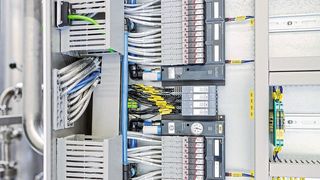 Die Ventilinsel Airline SP Typ 8647 ist vollständig in das dezentrale Peripheriesystem Simatic ET 200SP integriert und garantiert durch entsprechende Softwarefiles die nahtlose Integration in die Siemens-Automatisierungswelt. (Bürkert Fluid Control Systems)