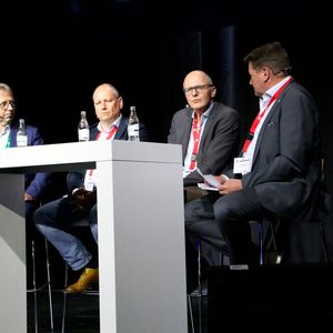 Daneben standen fachliche Informationenen im Mittelpunkt. Das Pkw-Symposium hatte unter anderem eine Diskussionsrunde mit Vertretern der HUK und Allianz zu bieten. (Bild:  Jürgen Klasing)