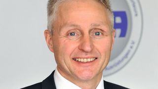 ASA-Präsident Frank Beaujean erläutert auf der Fachtagung, welches Werkstattequipment die Betriebe für die amtlichen Prüfungen benötigen.    (Richard Linzing)