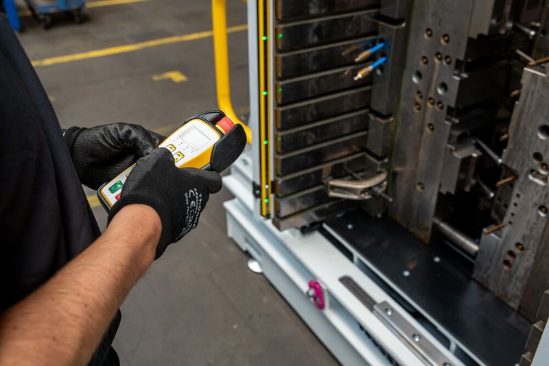 Damit der Umgang mit dem Tool Separator noch gefahrloser ist, gibt es diesen Sicherheitsvorhang, der sowohl in der Nähe als auch direkt am System im Falle eines Falles wirksam wird. (Bild: RUD / R. Hasenmüller)