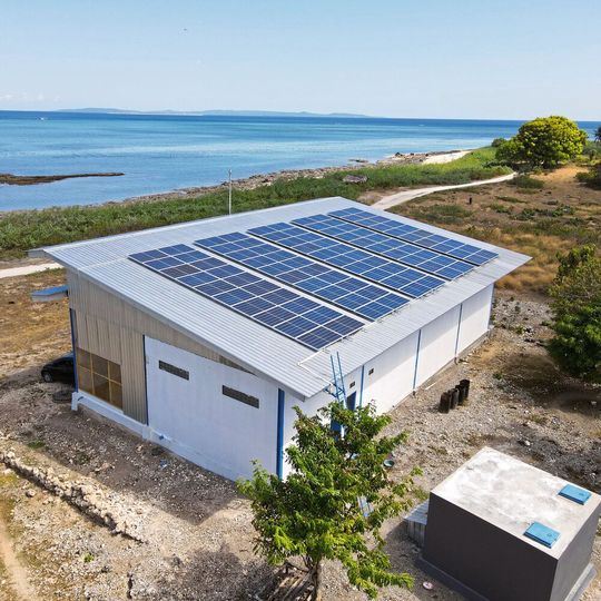 Der Solar-Ice-Maker ermöglicht es lokalen Fischern in Indonesien, ihren Fang vor Ort zu kühlen und dadurch auch landesweit vermarkten zu können. Der Solar-Ice-Maker ermöglicht es lokalen Fischern in Indonesien, ihren Fang vor Ort zu kühlen und dadurch auch landesweit vermarkten zu können.