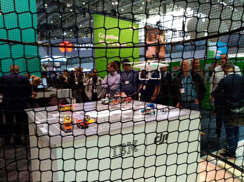 Am Stand von IBM fliegen Drohnen zur Verkehrsüberwachung, unterstützt von Watson. (Bild: Robert Horn)